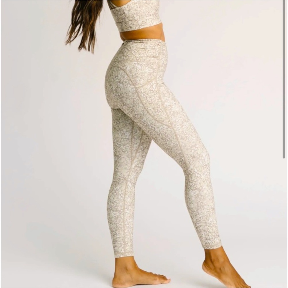Zyia Bentonite Ruched Pocket Hi-Rise Leggings